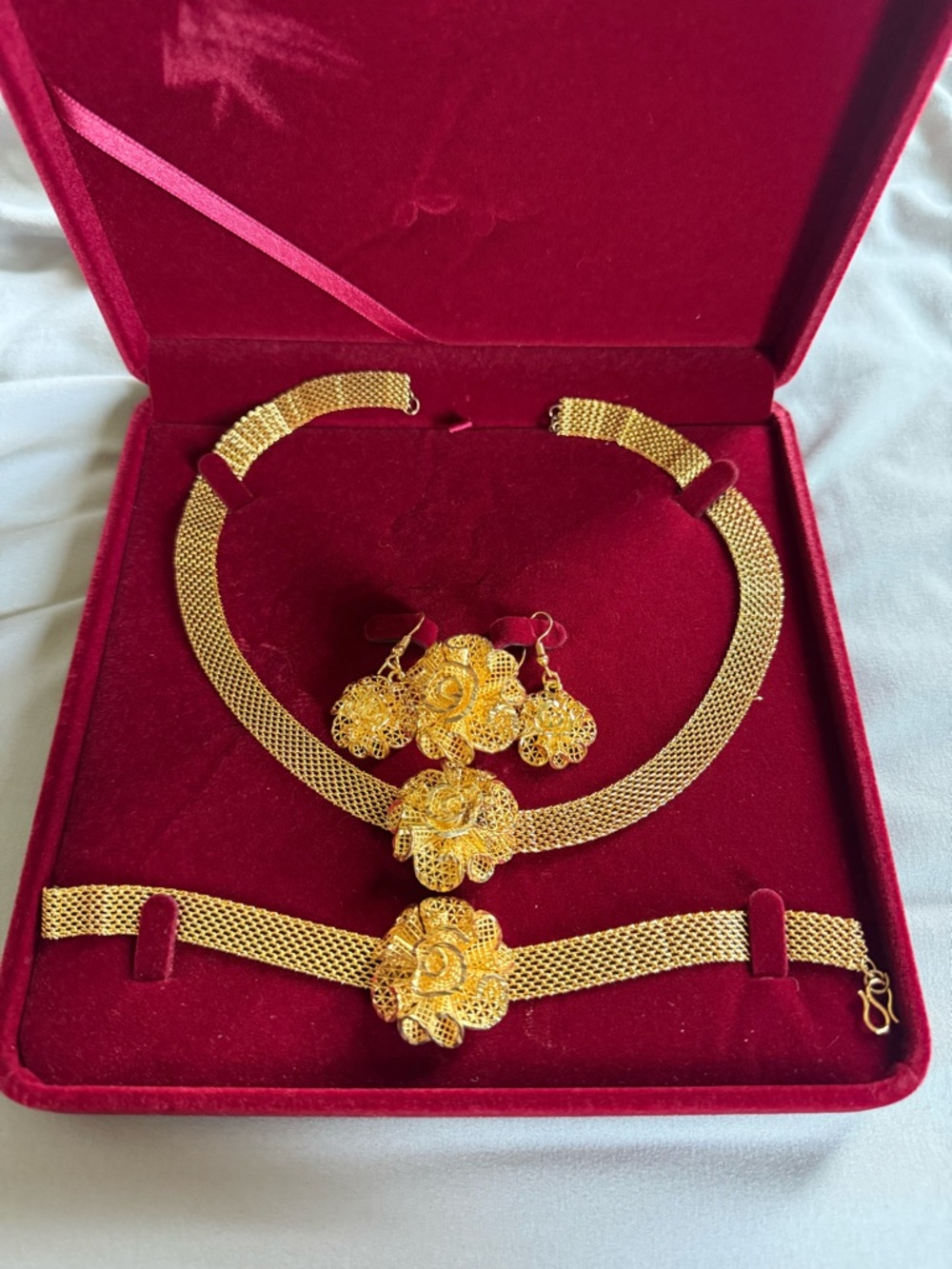 Elegant Gold-Tone Floral Bracelet, Necklace & Earring Set - Women Jewelry